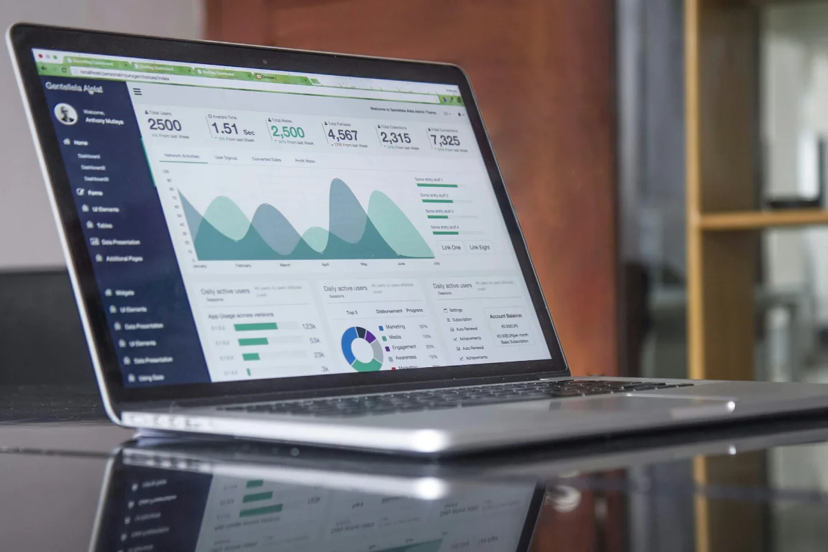 ノートPCに表示された業務ダッシュボード