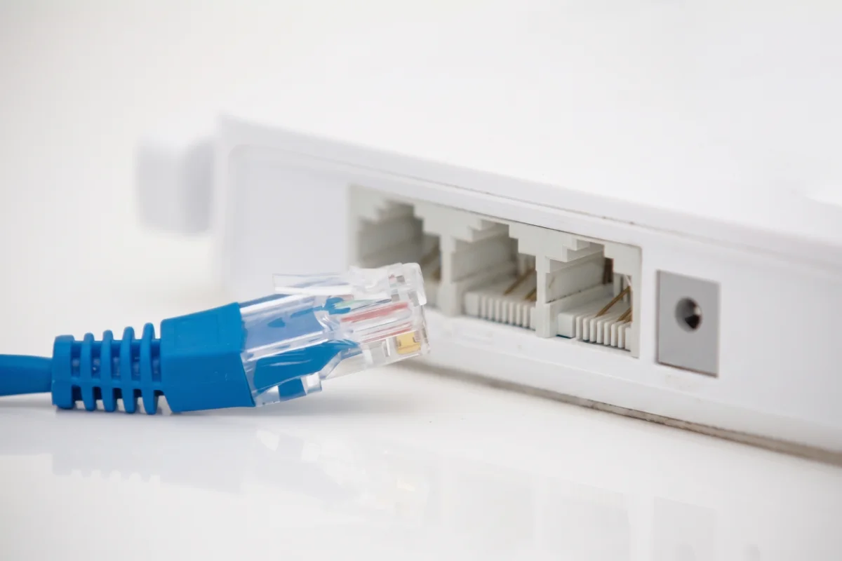 ネットワークスイッチに接続されるLANケーブル