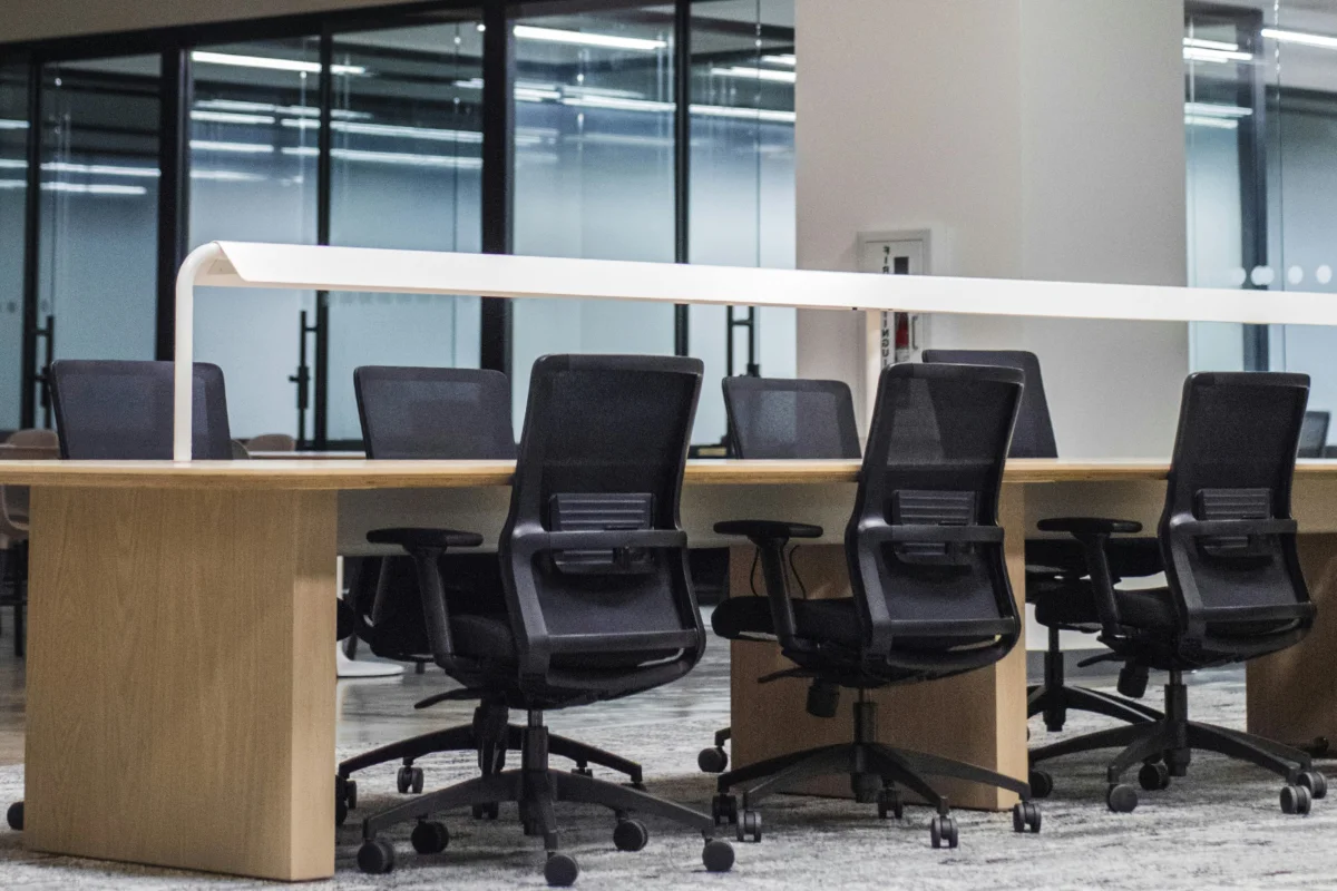 大規模オフィスのデスクと椅子の配置
