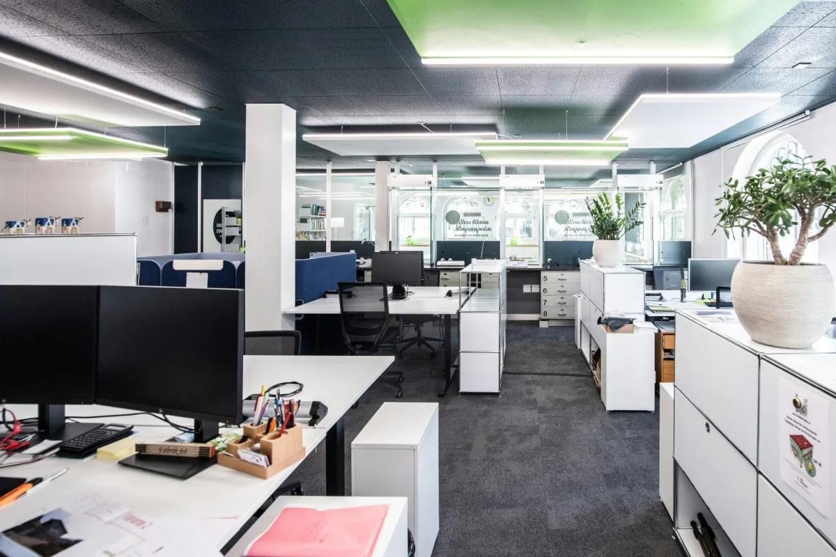 複数のデスクとモニターが整えられたオフィス環境