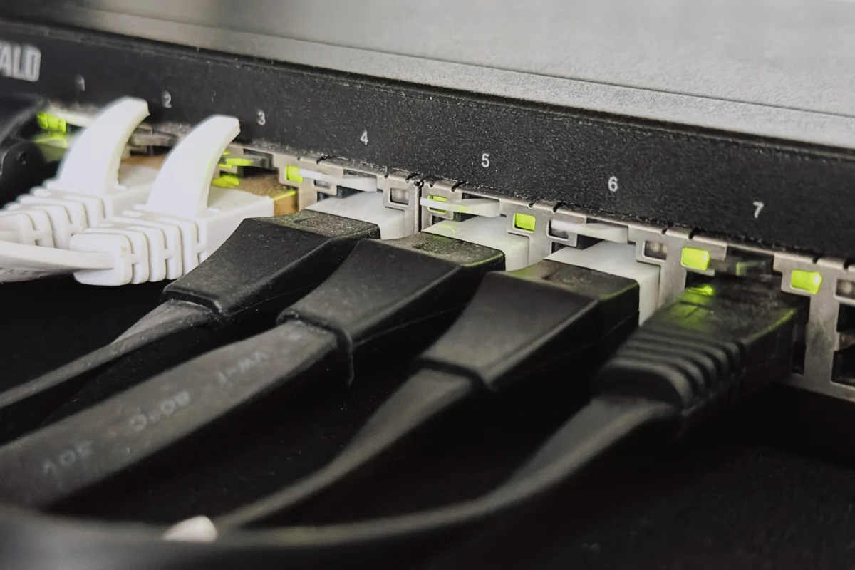 ネットワーク機器のLANポートに接続されたケーブル